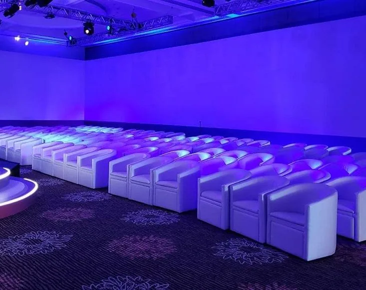 Evento com poltronas brancas modelo Curva