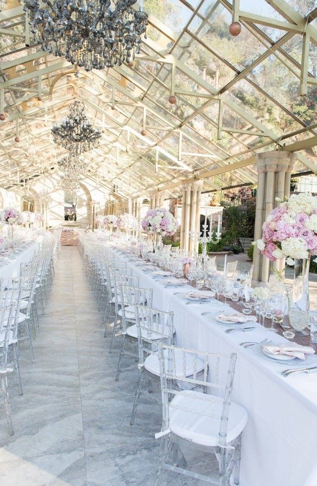 Evento com cadeira Tiffany Cristal