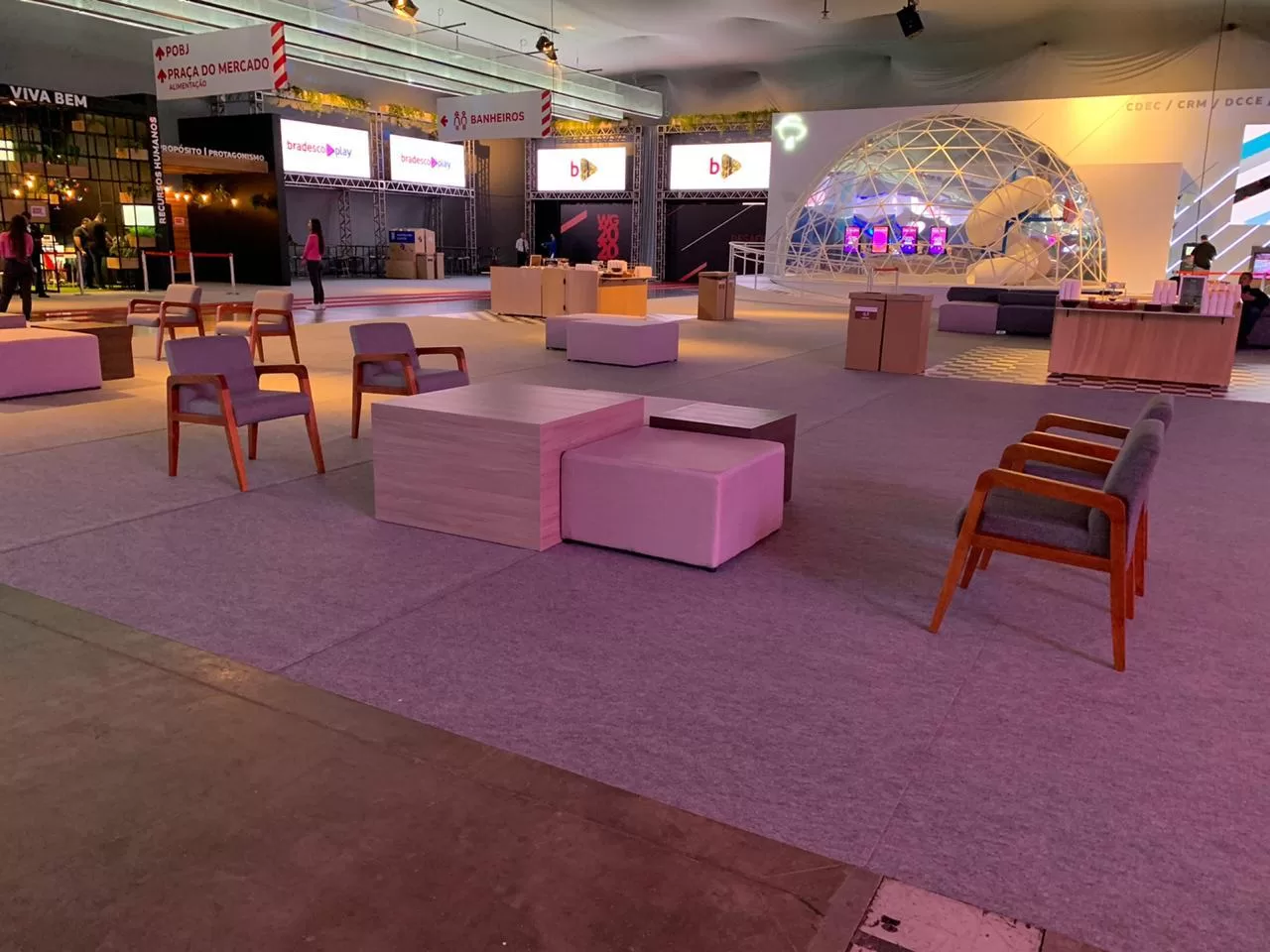 Lounge com mobiliário organizado para receber os convidados