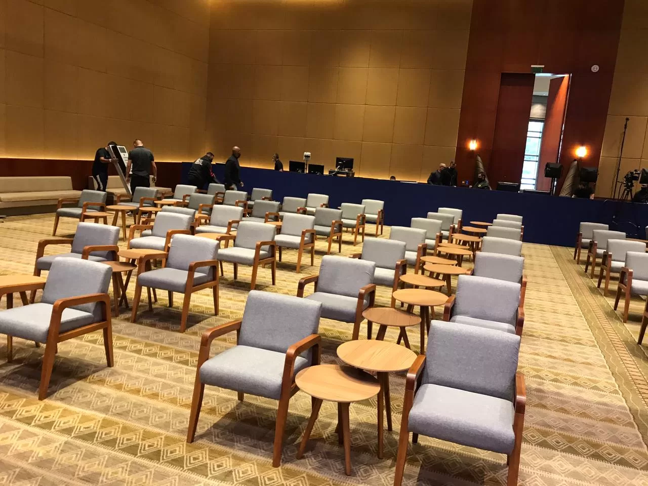 Poltronas e mesas de apoio organizadas para um encontro corporativo