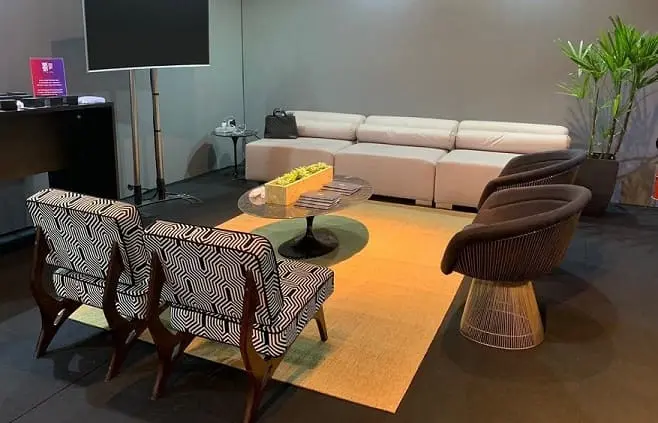 Camarim equipado com poltronas Cimo, poltronas Platner, Sofá Modular e mesa de centro Saarinen