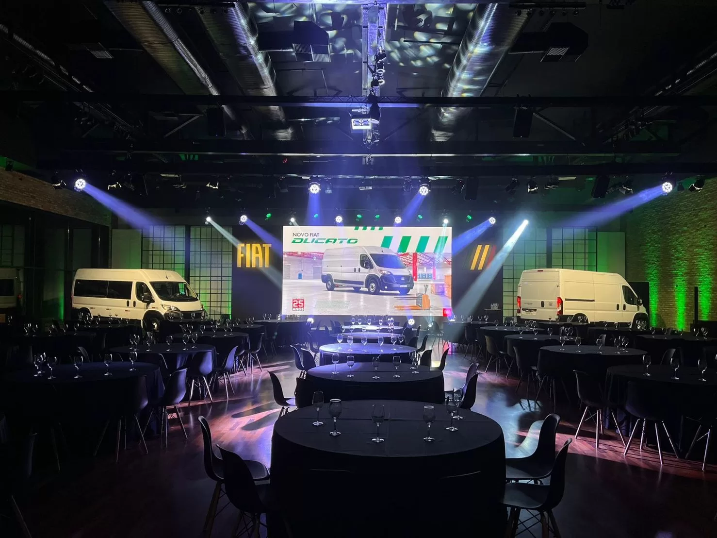 Aluguel de Mesas Redondas e Cadeiras Charles Eames para Eventos