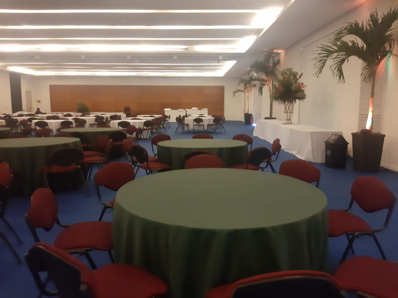Mesa Redonda Pranchão com toalhas